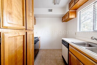 8412 Laborough Dr-Unit -Apt D in Bakersfield, CA - Building Photo - Building Photo