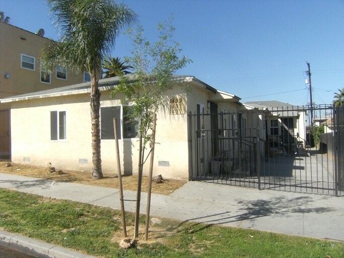 1497 Cedar Ave in Long Beach, CA - Building Photo