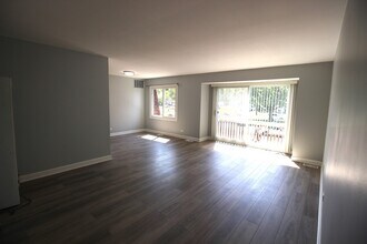3018 Roberts Dr in Woodridge, IL - Building Photo - Building Photo