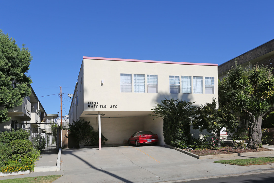 11737 Mayfield Ave in Los Angeles, CA - Building Photo