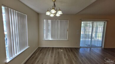 2413 Redoubt Ave in Pensacola, FL - Foto de edificio - Building Photo