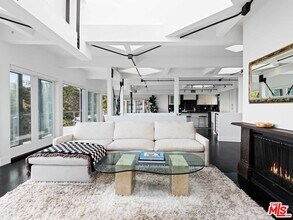 1885 Sunset Plaza Dr in Los Angeles, CA - Building Photo - Building Photo