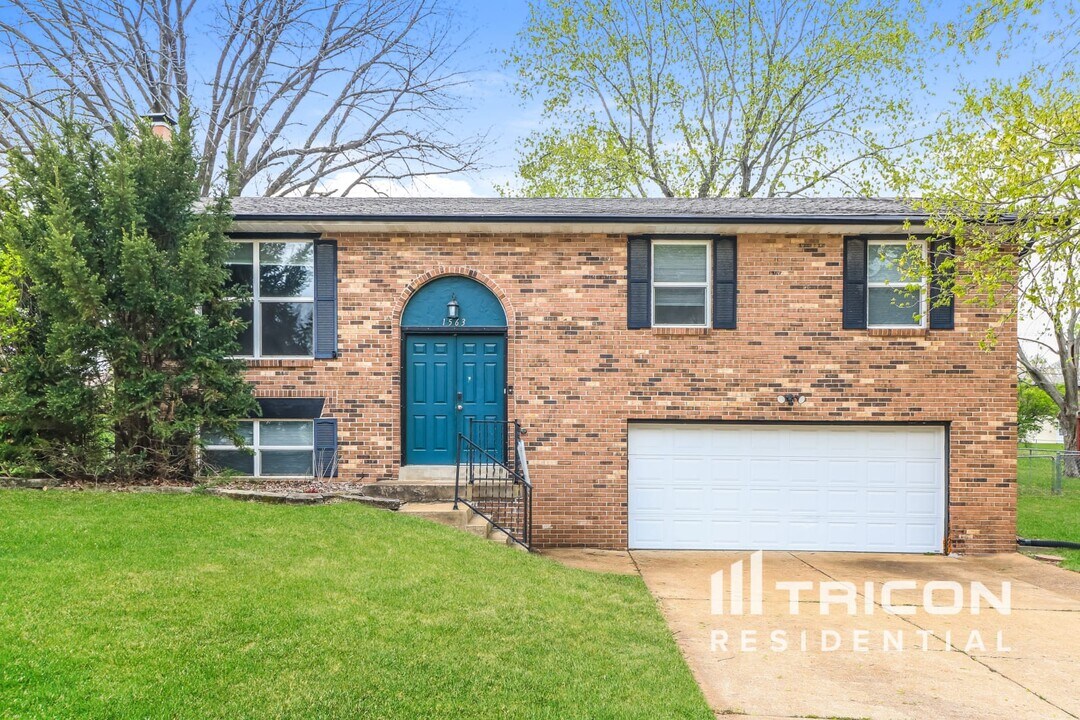 1563 Park Ridge Ln in Arnold, MO - Building Photo