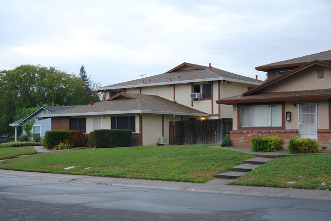 912 Carro Dr in Sacramento, CA - Building Photo - Building Photo