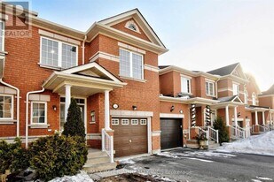 8 Townwood Dr in Richmond Hill, ON - Building Photo