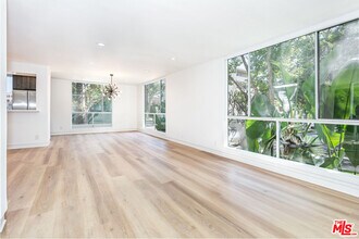 301 Rexford Dr in Beverly Hills, CA - Foto de edificio - Building Photo