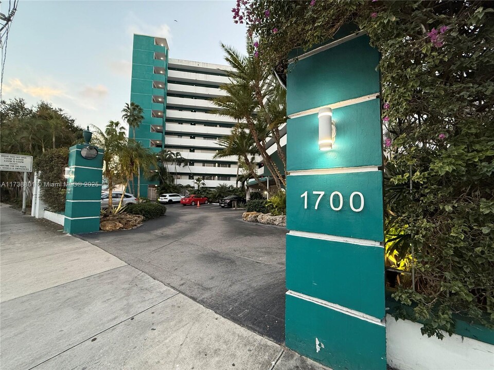 1700 NW N River Dr in Miami, FL - Building Photo