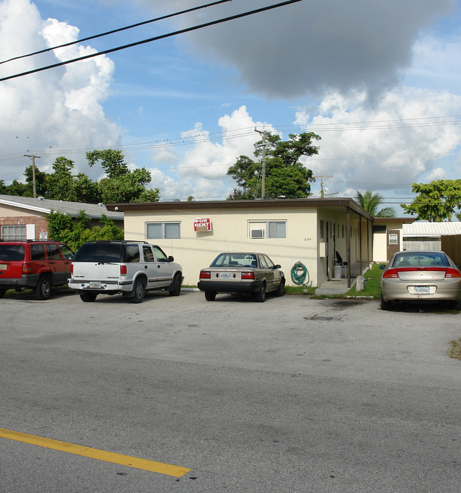 2109-2117 Miami Rd in Fort Lauderdale, FL - Building Photo