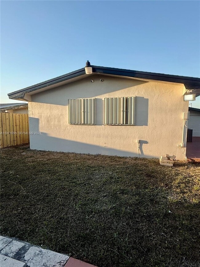 7910 NW 12th St in Pembroke Pines, FL - Foto de edificio - Building Photo