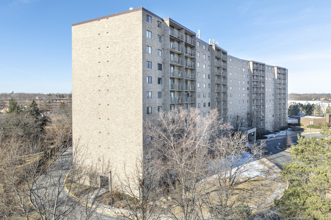 Lake Hinsdale Park in Willowbrook, IL - Building Photo