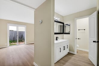 1250 S Brookhurst St, Unit 01 in Anaheim, CA - Foto de edificio - Building Photo