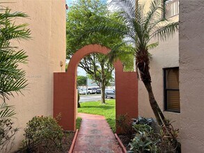 10229 NW 9th St Cir in Miami, FL - Building Photo - Building Photo