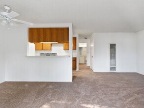 1075 Loma Ave-Unit -201 in Long Beach, CA - Building Photo - Building Photo