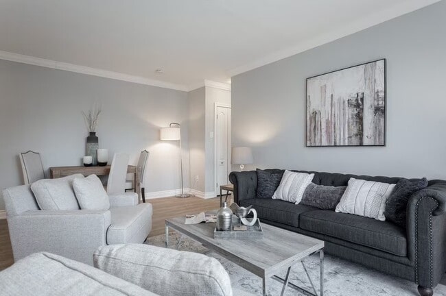 45 Charlton Ave W