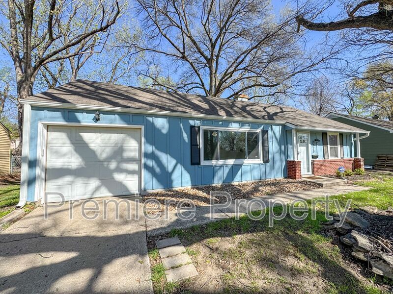 2320 W 76th St in Prairie Village, KS - Building Photo