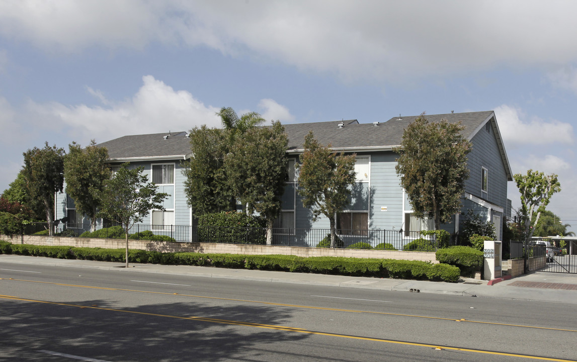 302-304 S Newhope St in Santa Ana, CA - Building Photo