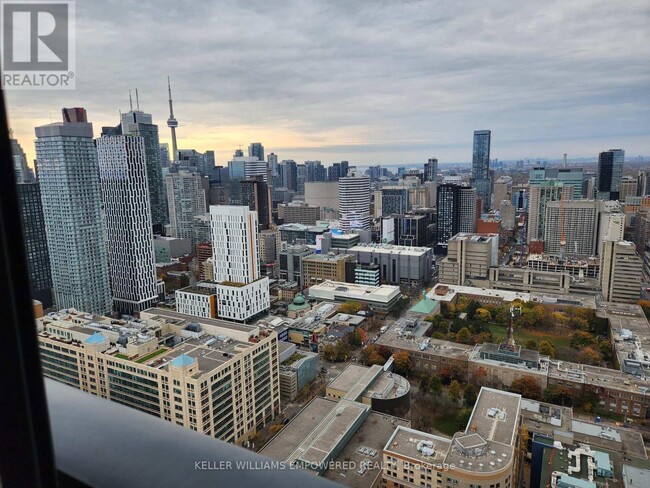 319-5319 Jarvis St in Toronto, ON - Building Photo - Building Photo