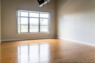 26 Portland St, Unit 225 in Worcester, MA - Foto de edificio - Building Photo