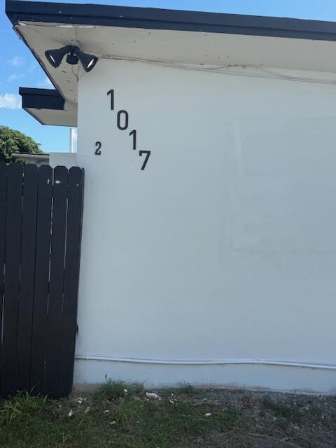 1017 N E St, Unit 2 in Lake Worth Beach, FL - Building Photo