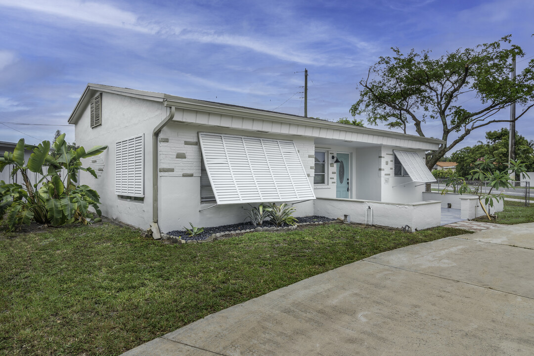 5601 Arthur St in Hollywood, FL - Building Photo