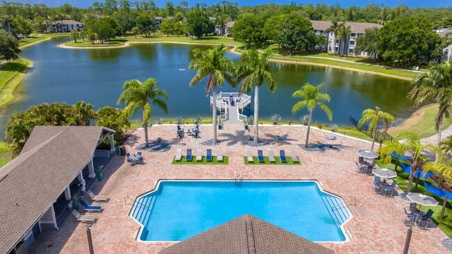 Grand Oaks At The Lake in Melbourne, FL - Foto de edificio - Building Photo