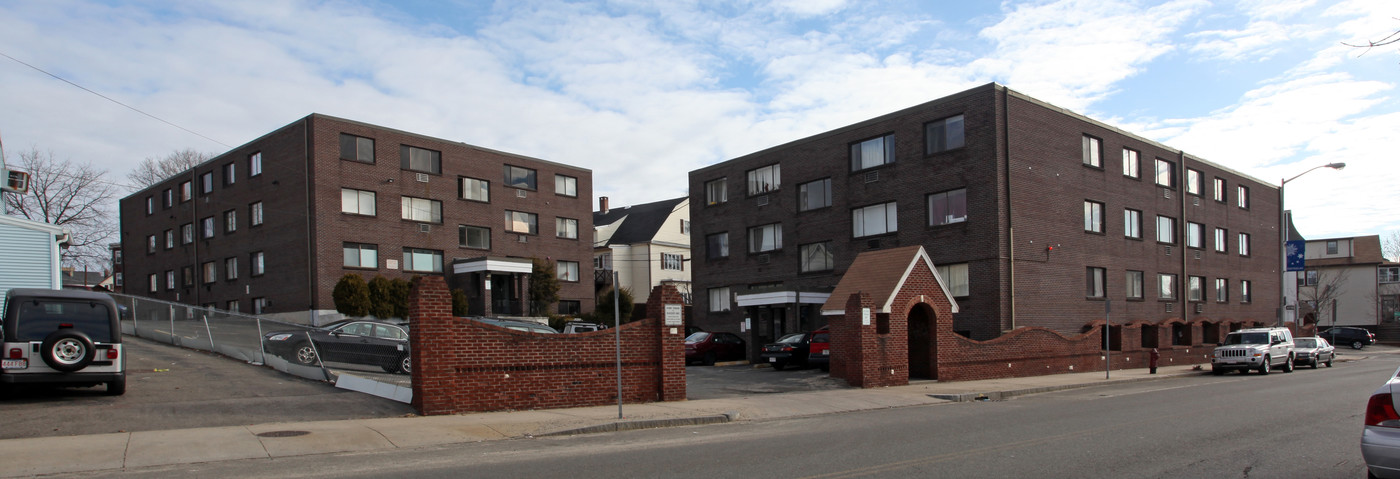 Everett Gardens in Everett, MA - Foto de edificio