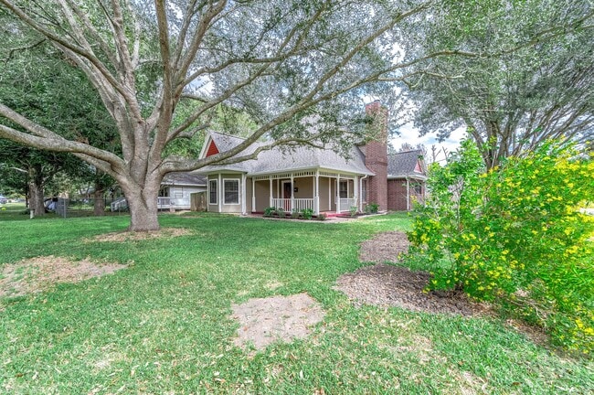 2245 N Austin Ave in Pearland, TX - Foto de edificio - Building Photo