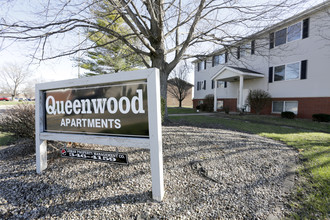 Queenwood Apartments in Morton, IL - Foto de edificio - Building Photo