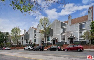 18100 Burbank Blvd in Los Angeles, CA - Building Photo