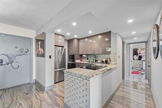 1345 Lincoln Rd, Unit 1105 in Miami Beach, FL - Building Photo - Building Photo