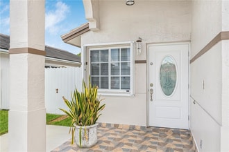 7117 W 30th Ln in Hialeah, FL - Building Photo - Building Photo