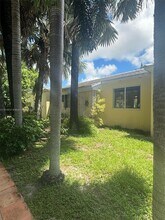 1015 NE 112th St in Biscayne Park, FL - Foto de edificio - Building Photo