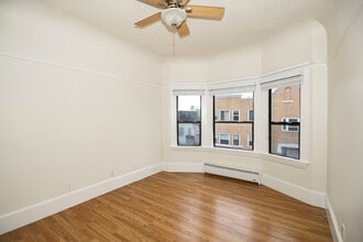 Vue De Lac Apartments in Oakland, CA - Foto de edificio - Building Photo