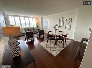 10101 Grosvenor Plz, Unit 714 in Rockville, MD - Foto de edificio - Building Photo