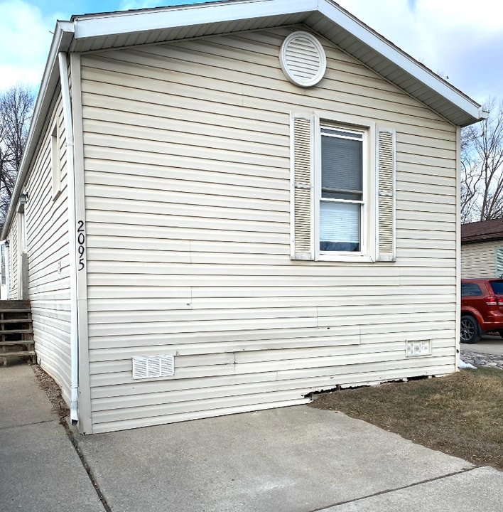 2095 N Sheeran Dr in Milford, MI - Building Photo