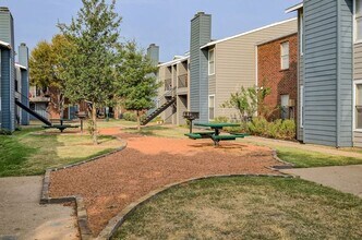 Oak Tree Village in Lewisville, TX - Foto de edificio - Building Photo