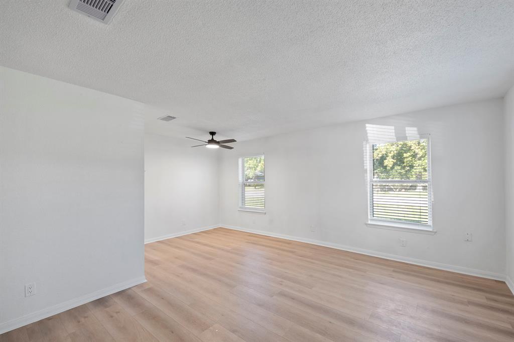 700 Lyle W Ave in Cleveland, TX - Building Photo