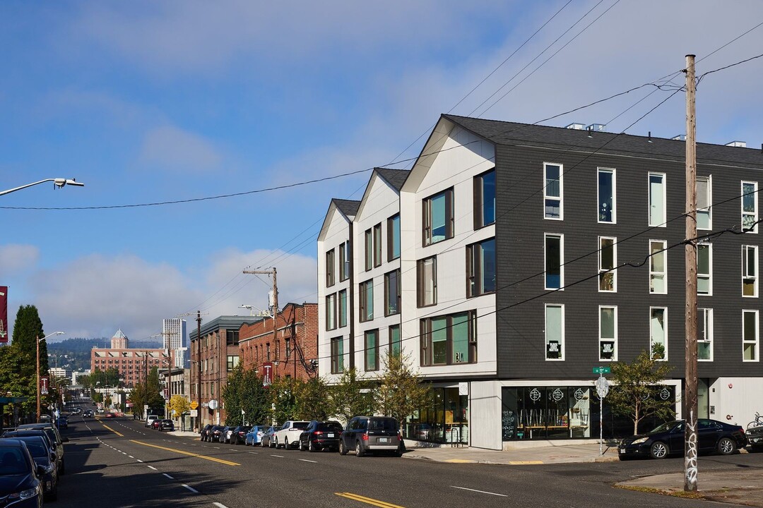 1475 SE 15th Ave in Portland, OR - Foto de edificio