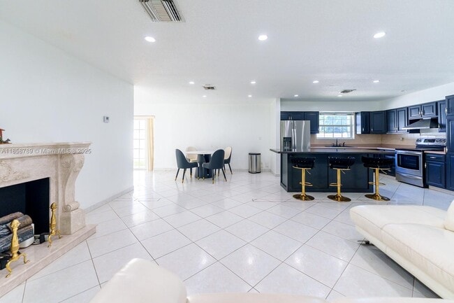 2011 N 43rd Ave in Hollywood, FL - Building Photo - Building Photo
