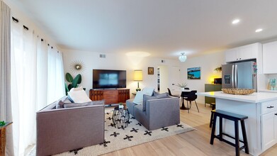 800 Villa Ln in Moraga, CA - Foto de edificio - Building Photo