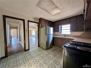 1015 Fresno Ave in McAllen, TX - Foto de edificio - Building Photo