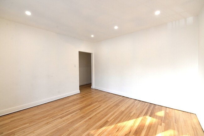 973 Rue Tait in St. Laurent, QC - Building Photo - Building Photo