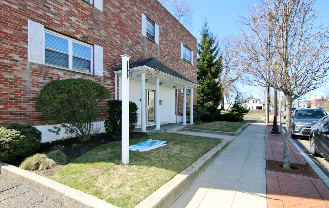 43 Crescent St in Stamford, CT - Building Photo