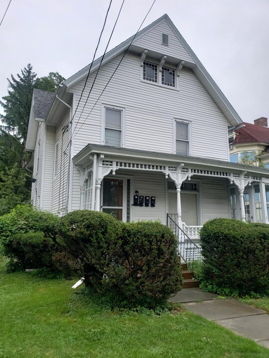 58 Maple St in Oneonta, NY - Building Photo