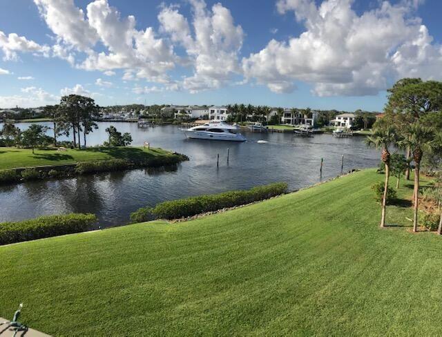 2201 Marina Isle Way in Jupiter, FL - Building Photo