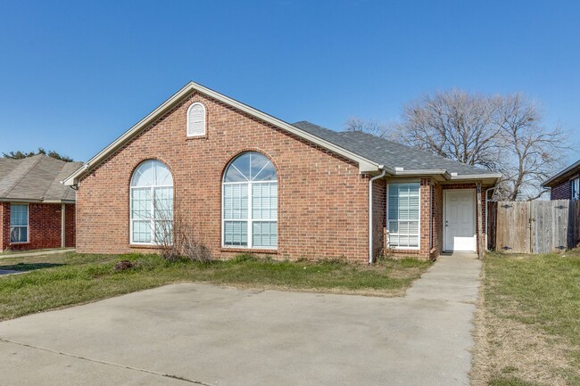 1711 Tina Marie Rd in Arlington, TX - Building Photo - Building Photo