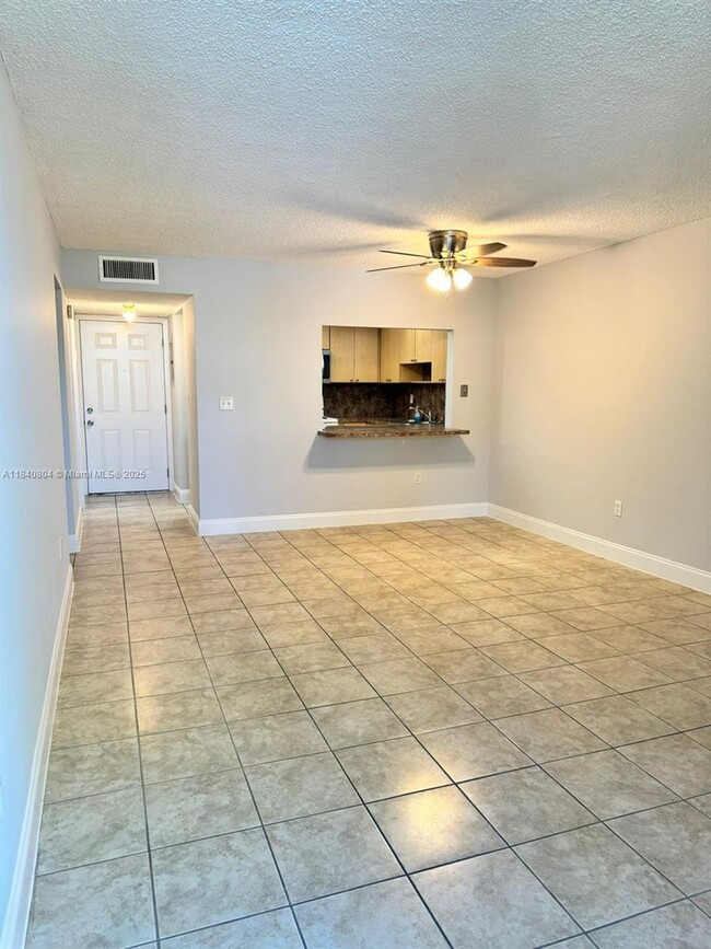 10090 NW 80th Ct in Hialeah, FL - Building Photo - Building Photo