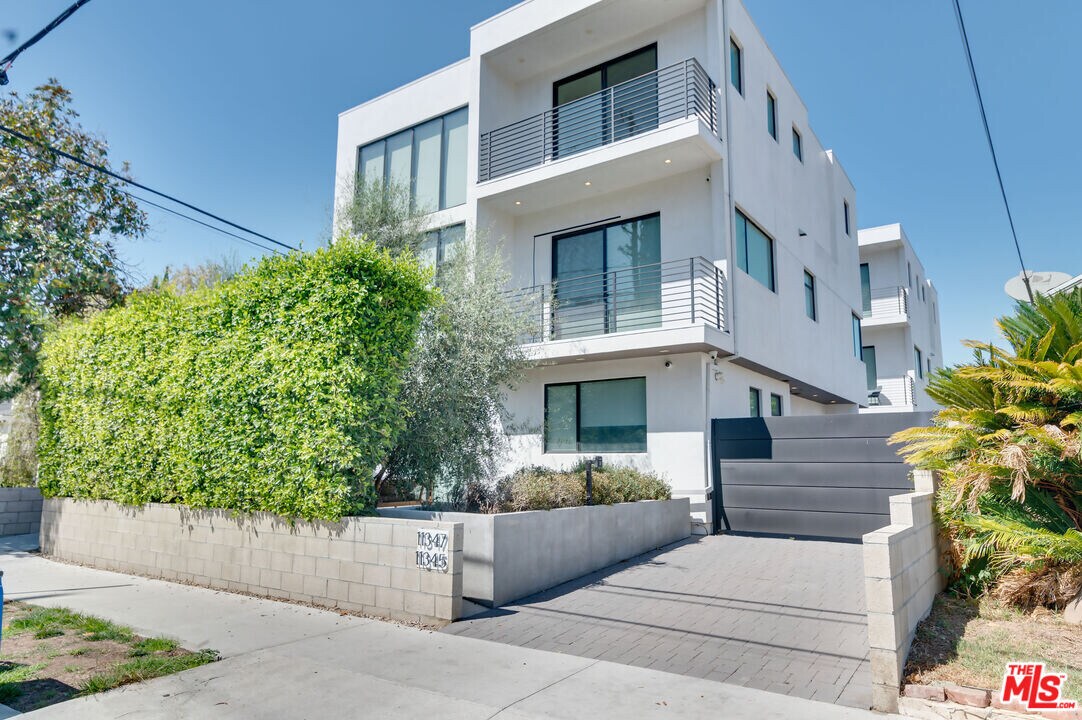 11347 Mississippi Ave in Los Angeles, CA - Foto de edificio