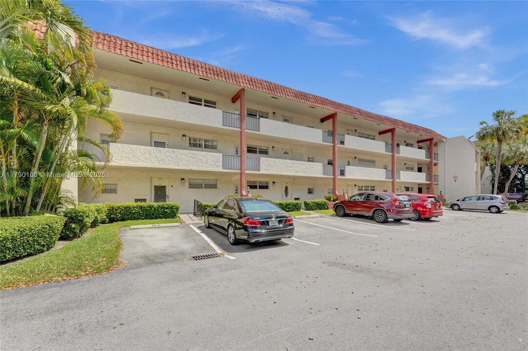 830 S Hollybrook Dr in Pembroke Pines, FL - Building Photo