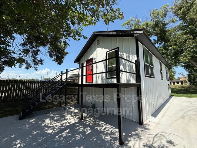 318 College St in Cleburne, TX - Building Photo - Building Photo